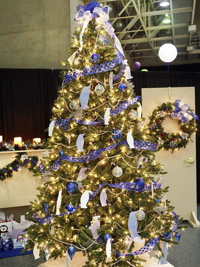 25 Beautiful Christmas Tree Decorating Ideas | DesignRulz