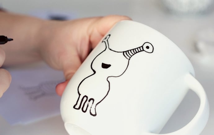 How to Decorate a Coffee Mug Using a Porcelain Marker   DesignRulz.com
