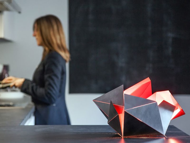 Origami-Inspired-Folding-Lamp-By-Thomas-Hick-designrulz (1)