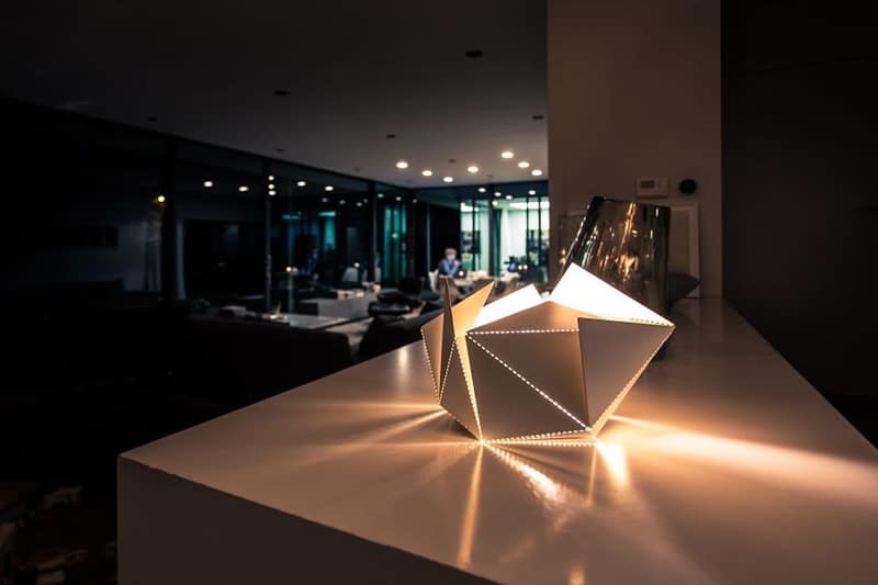 Origami-Inspired-Folding-Lamp-By-Thomas-Hick-designrulz (4)