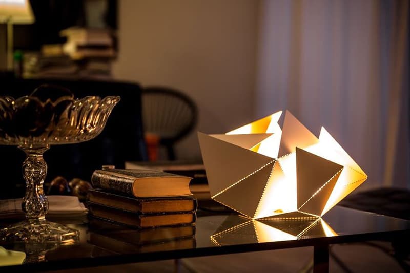 Origami-Inspired-Folding-Lamp-By-Thomas-Hick-designrulz (5)
