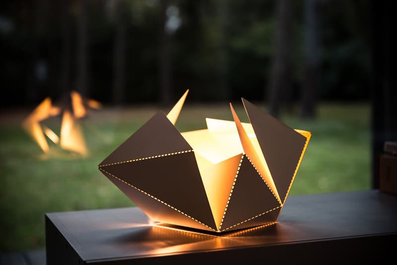 Origami-Inspired-Folding-Lamp-By-Thomas-Hick-designrulz (7)