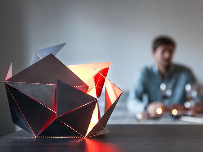 Origami-Inspired-Folding-Lamp-By-Thomas-Hick-designrulz (8)