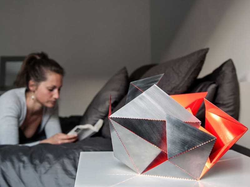 Origami-Inspired-Folding-Lamp-By-Thomas-Hick-designrulz (9)