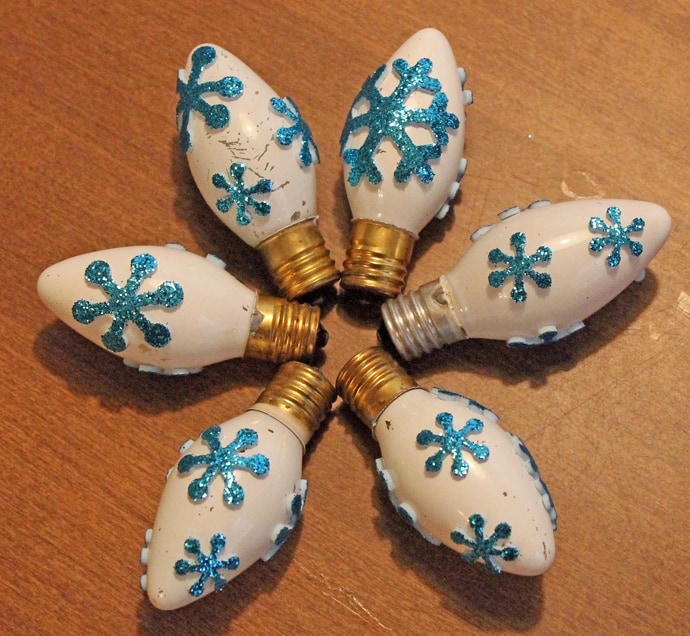 designrulz-  Glittered Christmas Light Bulbs -002