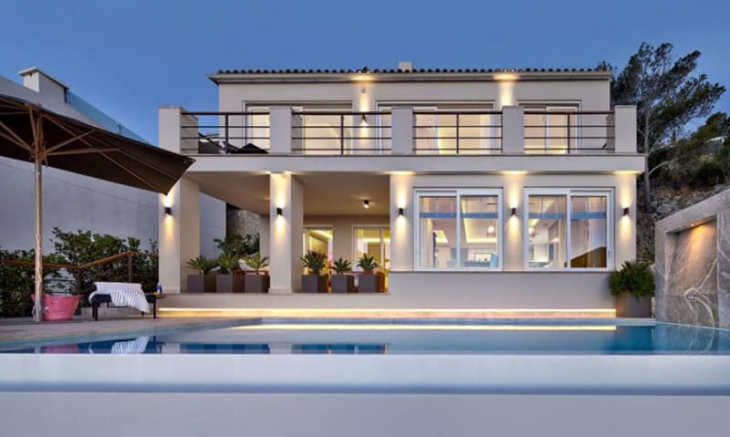 Elegant-Villa-with-Breathtaking-Sea-Views-designrulz (14)