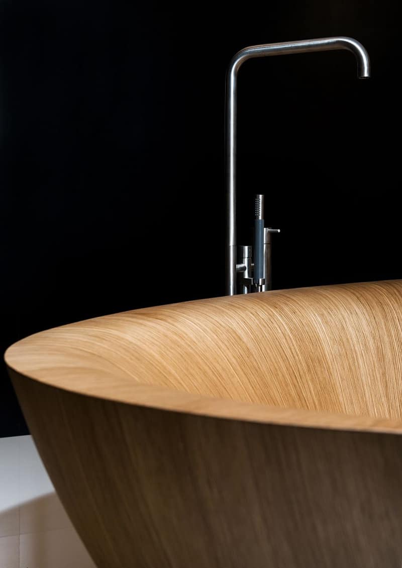 Free-standing-modern-wooden-bathtub-design (1)