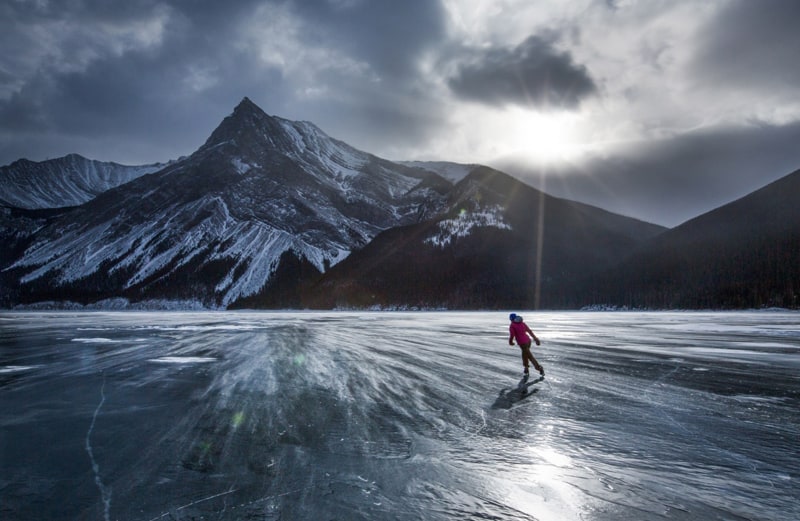 Stunning-Frozen-Air-Bubbles-at-Abraham-Lake-Canada_designrulz (2)