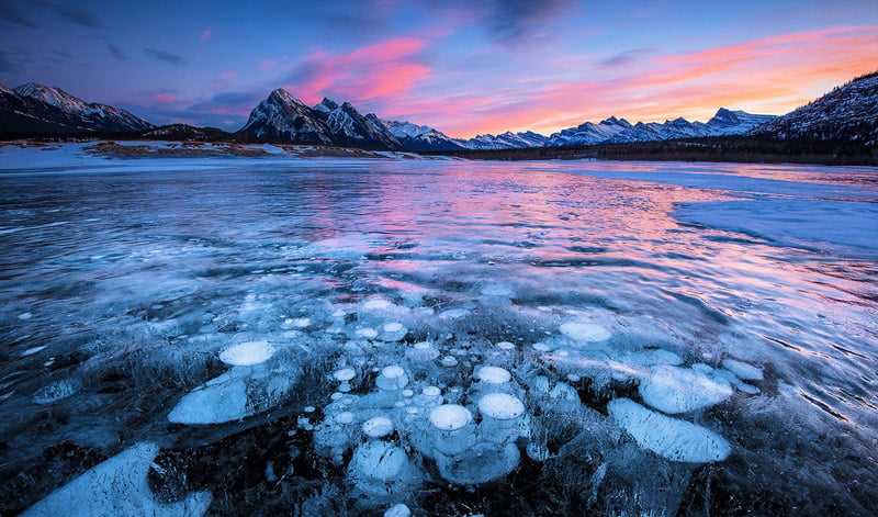 Stunning-Frozen-Air-Bubbles-at-Abraham-Lake-Canada_designrulz (5)