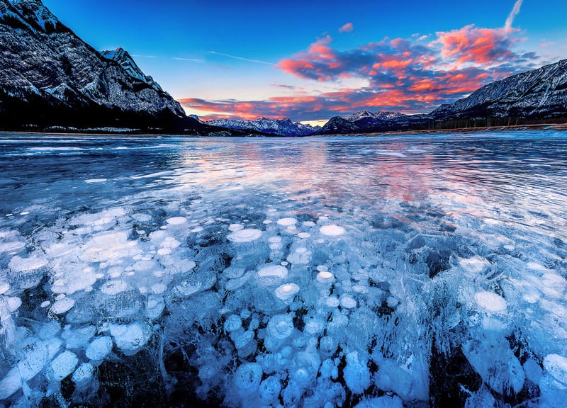Stunning-Frozen-Air-Bubbles-at-Abraham-Lake-Canada_designrulz (6)