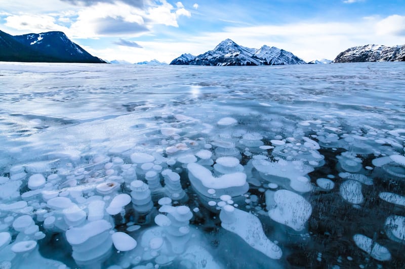 Stunning-Frozen-Air-Bubbles-at-Abraham-Lake-Canada_designrulz (7)