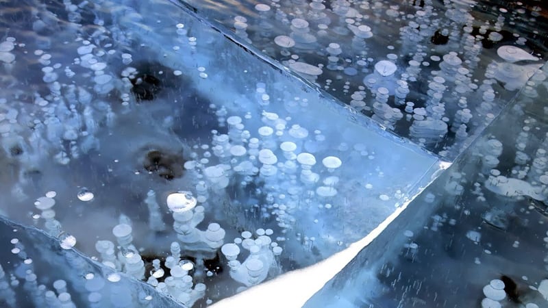 Stunning-Frozen-Air-Bubbles-at-Abraham-Lake-Canada_designrulz (8)