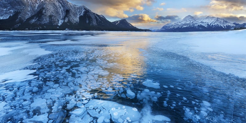 Stunning-Frozen-Air-Bubbles-at-Abraham-Lake-Canada_designrulz (9)