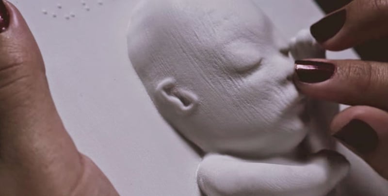 blind-pregnant-woman-first-look-unborn-son-3d-printing-ultrasound-huggies-designrulz (1)