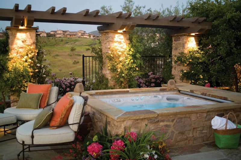 30 Stunning Garden Hot Tub Designs